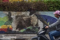 Con đường gốm sứ ven sông Hồng rạn nứt, bong tróc nham nhở