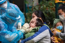 Tầm soát hơn 2,5 triệu dân TPHCM: "Ăn vội bát cơm rồi ôm con đi xét nghiệm"