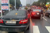 Diễn biến mới nhất vụ 2 xe Mercedes trùng biển số "chạm mặt" nhau ở Hà Nội