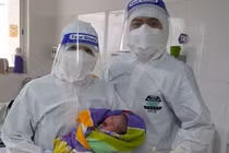 Quảng Bình: Khởi phát chuyển dạ cho 3 sản phụ mắc COVID-19 vượt cạn thành công trong đêm