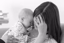 Trầm cảm sau sinh: Nữ sinh 21 tuổi rạch bụng tự sát