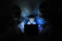 Ánh sáng xanh của điện thoại gây rối loạn giấc ngủ