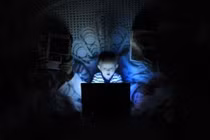 Ánh sáng xanh của điện thoại gây rối loạn giấc ngủ