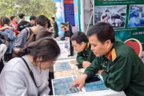 Thí sinh đang nghe tư vấn tuyển sinh. Ảnh minh họa.