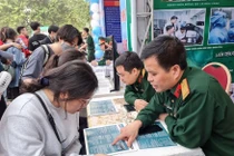 Thí sinh đang nghe tư vấn tuyển sinh. Ảnh minh họa.