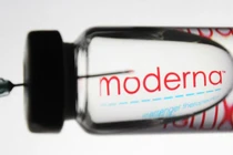 Mỹ: Nhân viên y tế tự tay phá hoại 500 liều vắc-xin COVID-19