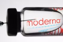 Mỹ: Nhân viên y tế tự tay phá hoại 500 liều vắc-xin COVID-19