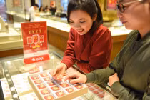 Giá vàng hôm nay 9/8: Cú sụt bất ngờ, nhiều người lo lắng