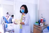 Bé gái chào đời nhờ mang thai hộ giữa mùa Covid-19 