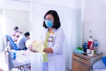 Bé gái chào đời nhờ mang thai hộ giữa mùa Covid-19 