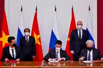 Đại diện Tập đoàn T&T Group, Quỹ Đầu tư trực tiếp Liên bang Nga và Tập đoàn Binnopharm trao biên bản ghi nhớ hợp tác về việc chuyển giao công nghệ sản xuất "chu trình đầy đủ" văcxin Sputnik V.