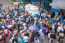 Trong đám đông hàng nghìn công nhân đi xét nghiệm có một người dương tính