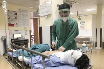 Thay bình ga, người đàn ông bị bỏng nặng mặt và tay chân