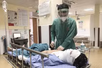 Thay bình ga, người đàn ông bị bỏng nặng mặt và tay chân