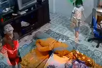 Nóng: Bị cướp đập cửa, quát tháo 2 em nhỏ đang học online sợ hãi đưa máy tính