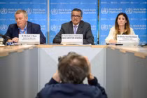 Các lãnh đạo WHO (từ trái qua): ông Mike Ryan, ông Tedros Adhanom Ghebreyesus và bà Maria Van Kerkhove