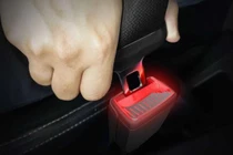 Khóa thắt dây an toàn phát sáng đầu tiên trên thế giới