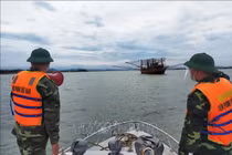 Cán bộ chiến sỹ Biên phòng Quảng Bình kêu gọi, hướng dẫn tàu, thuyền vào neo đậu tại bến thuyền, cảng cá đảm bảo an toàn. Ảnh minh họa: TTXVN phát