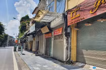 Tuyến phố kinh doanh sầm uất Hàng Đào (quận Hoàn Kiếm, Hà Nội) “đóng băng” do dịch COVID-19.