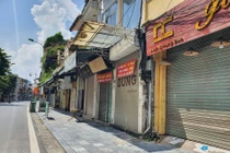 Tuyến phố kinh doanh sầm uất Hàng Đào (quận Hoàn Kiếm, Hà Nội) “đóng băng” do dịch COVID-19.