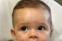 Mẹ bận nói chuyện con hóc vỏ tôm