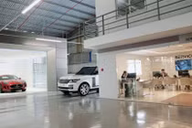 Hoạt động tại TPHCM “đóng băng” vì giãn cách xã hội thời Covid-19, thị trường xe hứa hẹn “tuột dốc” vì...