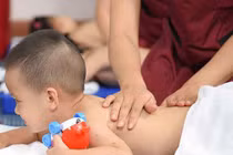 Massage cho trẻ mầm non, lợi bất cập hại