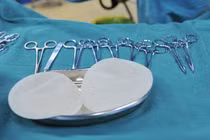 Chủ phòng khám ở TPHCM chở thi thể cô gái đi nâng ngực về Trà Vinh mai táng