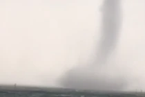 Clip: Vòi rồng xuất hiện tại biển Vũng Áng trước khi bão số 4 đổ bộ