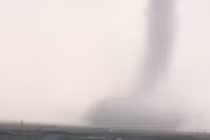 Clip: Vòi rồng xuất hiện tại biển Vũng Áng trước khi bão số 4 đổ bộ