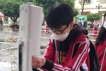Khoảnh khắc "lịch sử" trở lại trường của học sinh Hà Nội