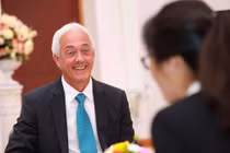 Giáo sư Mỹ lý giải vì sao bác sĩ Việt không cần học "từ thấp lên cao"