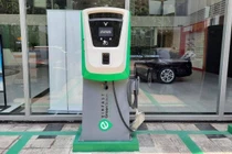 Tại đại lý VinFast ở đường Nguyễn Văn Linh (quận Long Biên, Hà Nội) các trụ sạc màu xanh lá cây với dòng chữ VinFast Green Solution (Giải pháp xanh VinFast) được lắp đặt ngay ngắn trước cửa.