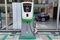 Tại đại lý VinFast ở đường Nguyễn Văn Linh (quận Long Biên, Hà Nội) các trụ sạc màu xanh lá cây với dòng chữ VinFast Green Solution (Giải pháp xanh VinFast) được lắp đặt ngay ngắn trước cửa.