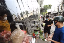 Chợ Hà Nội vắng hơn, giá hàng hóa vẫn ổn định