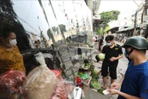 Chợ Hà Nội vắng hơn, giá hàng hóa vẫn ổn định