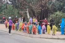 75 trẻ mầm non mặc áo mưa đi cách ly tập trung