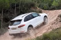 Sai lầm thường gặp của các tài xế khi lái xe lên dốc