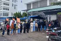 Quảng Nam: Đông kín người xếp hàng xét nghiệm COVID-19 sau tết