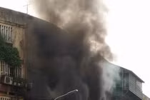 Cháy "chuồng cọp" nhà chung cư cũ, nhiều người hốt hoảng tháo chạy