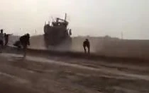 Người dân Syria chặn đoàn xe quân sự của quân đội Mỹ