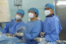 Các BS Bệnh viện Bình Dân TPHCM đang thực hiện phẫu thuật lấy sỏi qua da đường hầm nhỏ.