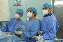 Các BS Bệnh viện Bình Dân TPHCM đang thực hiện phẫu thuật lấy sỏi qua da đường hầm nhỏ.