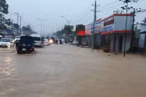 Video: Mưa lớn kéo dài, Phú Quốc lại chìm trong biển nước