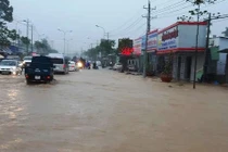 Video: Mưa lớn kéo dài, Phú Quốc lại chìm trong biển nước