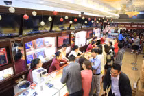 Vàng trong nước lao dốc mạnh, tỷ giá trung tâm liên tiếp tăng