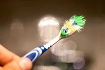 Tận dụng bàn chải đánh răng cũ