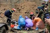 Sạt bờ kè ở Hạ Long, 4 người bị vùi lấp khi đang ngủ say