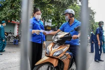 Hà Nội: Người ra vào chốt kiểm dịch phải quét mã QR