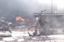 Bên trong bãi xe cháy có nhiều phương tiện gồm xe máy, xe ba gác máy, xe tải bị cháy, hư hỏng